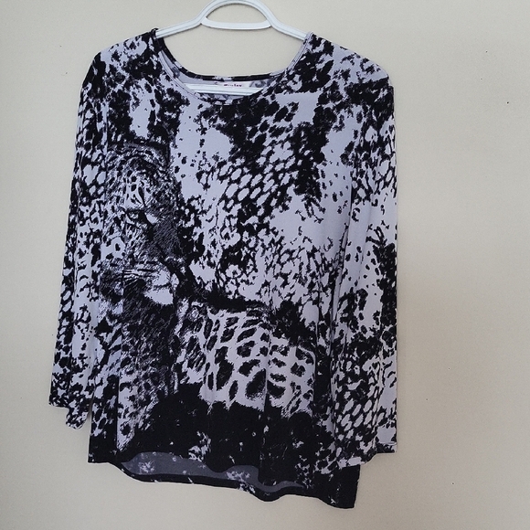 Bold Black & White Leopard Print Women's Top – Eye-Catching & Trendy Style - Picture 1 of 6